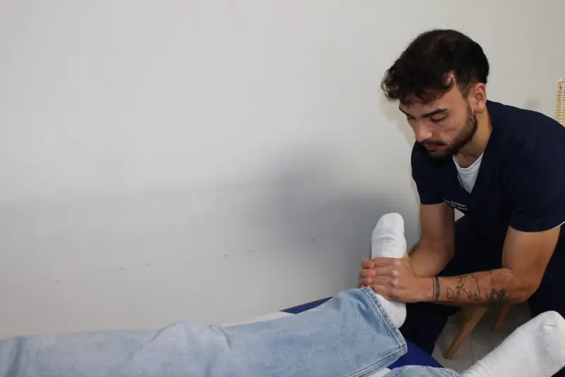 Mobilizzazione della gamba di un paziente sdraiato