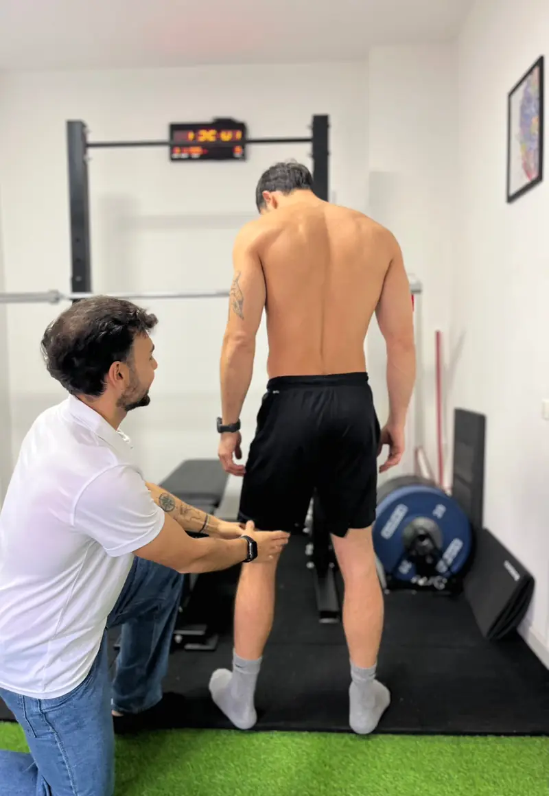 Il Dott. D'Ambrosio durante una valutazione posturale in palestra